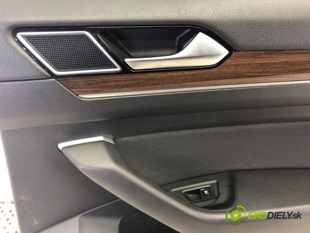 VW PASSAT B8 sedan 2016 132 kW 1.8 TSI 1798 čalúnenie Dvere pravy zad