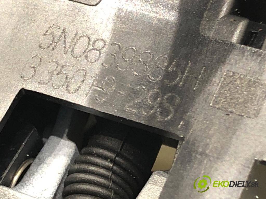 SKODA OCTAVIA III Combi (5E5, 5E6) 2012 - 2022    1.5 TSI 110 kW [150 KM] benzyna 2017 - 2022  Kľučka vonkajšia pravy zad