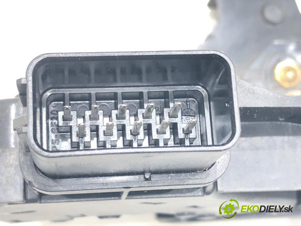 VOLVO V50 (545) 2003 - 2012    2.0 D 100 kW [136 KM] olej napędowy 2004 - 2010  zámok dveře pravý přední část 30753664