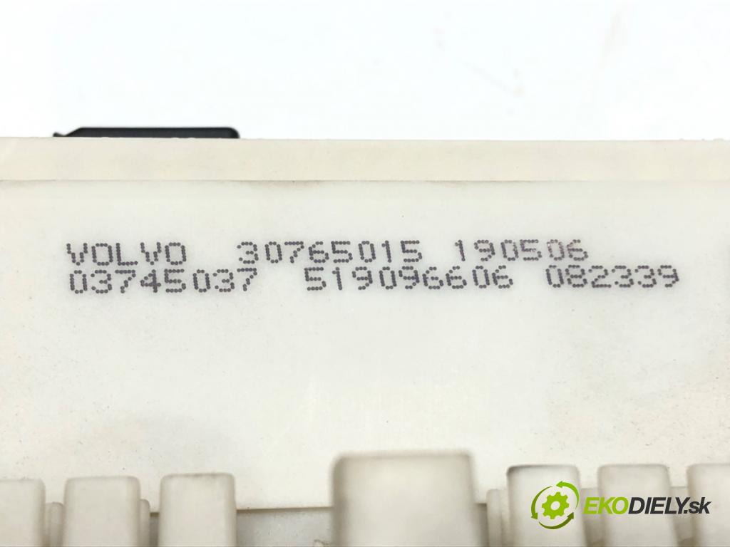 VOLVO V50 (545) 2003 - 2012    2.0 D 100 kW [136 KM] olej napędowy 2004 - 2010  modul BSI 30765015 (Pojistkové skříňky)