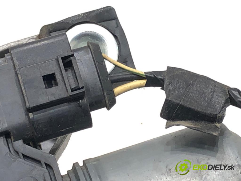 VOLVO V50 (545) 2003 - 2012    2.0 D 100 kW [136 KM] olej napędowy 2004 - 2010  Mechanizmus stieračov predný 30699344 (Motorček stieračov predné)