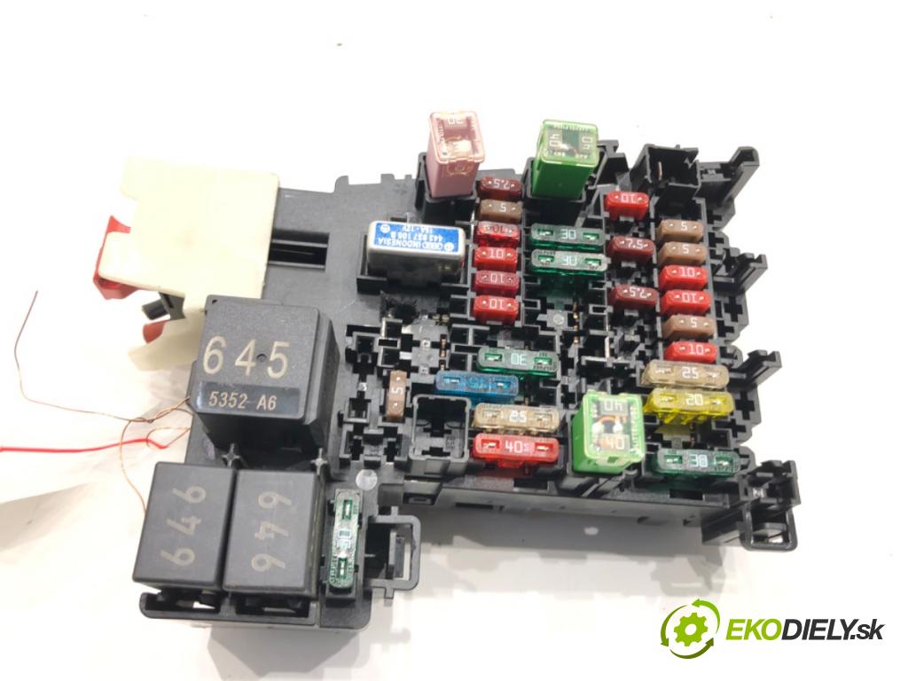 VW PASSAT B8 (3G2, CB2) 2014 - 2022    1.8 TSI 132 kW [180 KM] benzyna 2015 - 2022  skříňka poistková 5Q0937615C (Pojistkové skříňky)