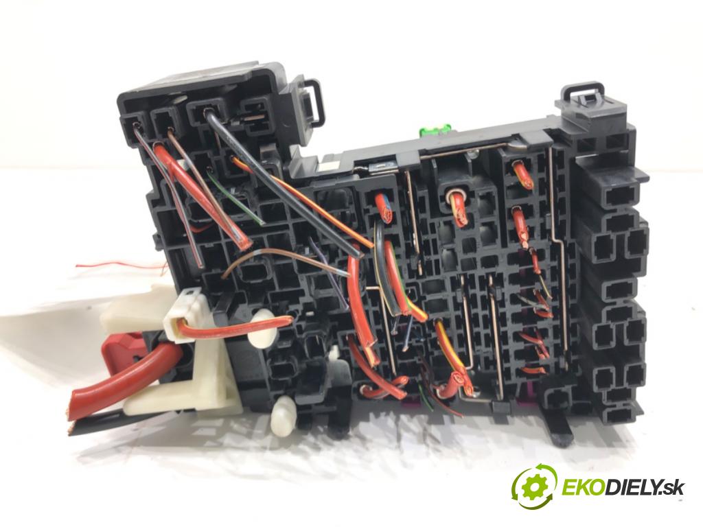 VW PASSAT B8 (3G2, CB2) 2014 - 2022    1.8 TSI 132 kW [180 KM] benzyna 2015 - 2022  skříňka poistková 5Q0937615C (Pojistkové skříňky)