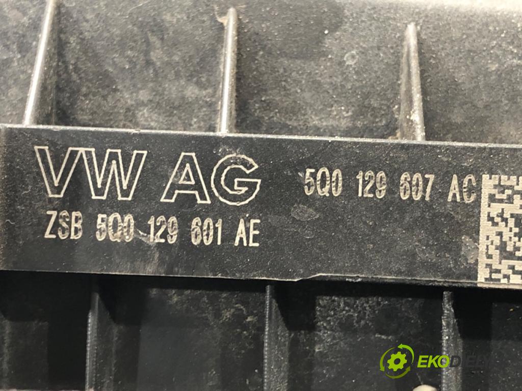 VW PASSAT B8 (3G2, CB2) 2014 - 2022    1.8 TSI 132 kW [180 KM] benzyna 2015 - 2022  Obal filtra vzduchu 5Q0129607AC (Obaly filtrov vzduchu)