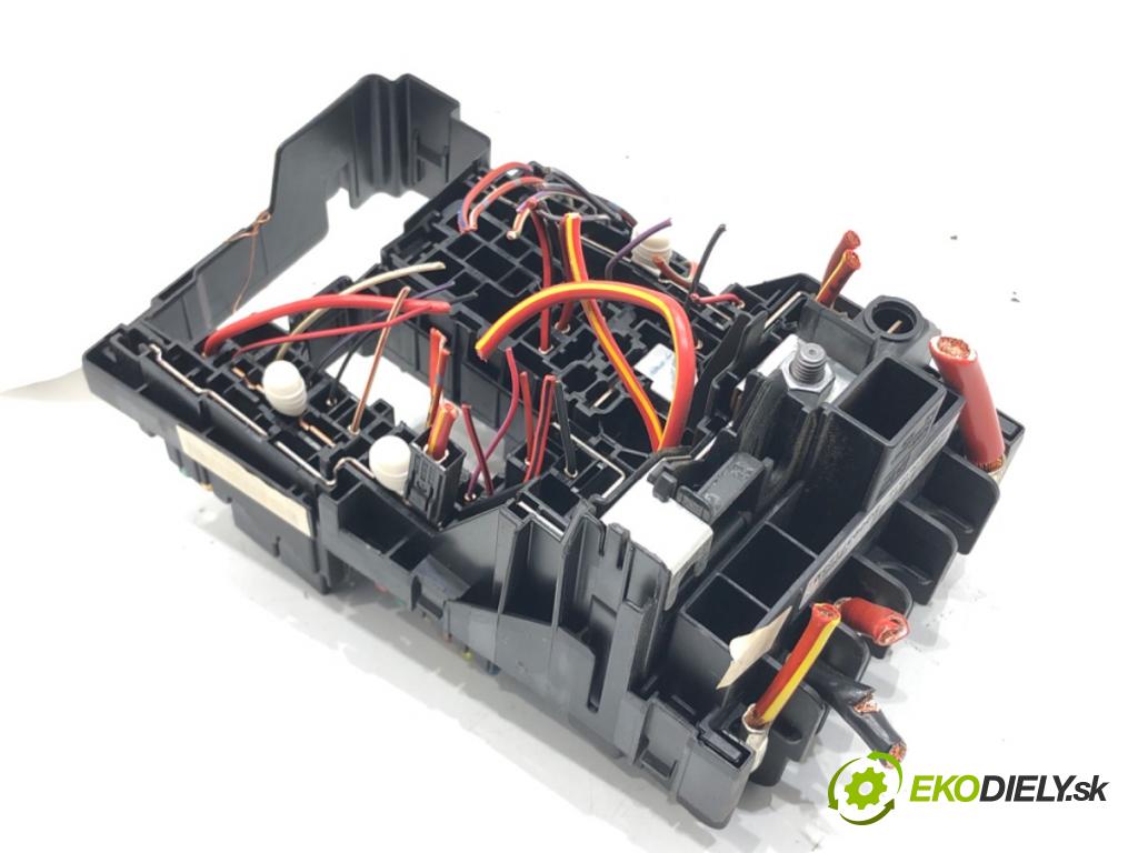 VW PASSAT B8 (3G2, CB2) 2014 - 2022    1.8 TSI 132 kW [180 KM] benzyna 2015 - 2022  skříňka poistková 5Q0937125B (Pojistkové skříňky)