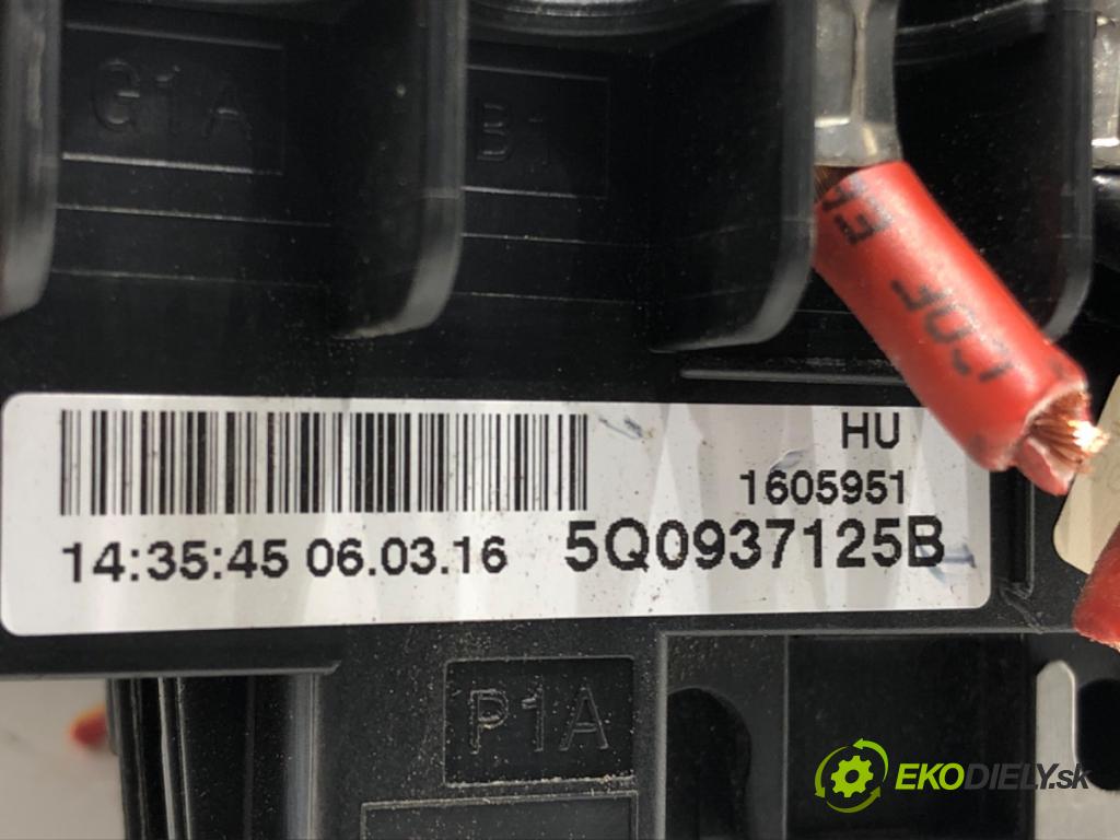 VW PASSAT B8 (3G2, CB2) 2014 - 2022    1.8 TSI 132 kW [180 KM] benzyna 2015 - 2022  skříňka poistková 5Q0937125B (Pojistkové skříňky)