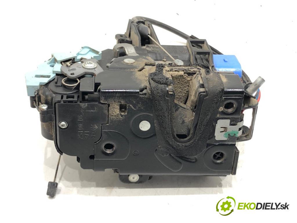 SKODA ROOMSTER (5J7) 2006 - 2015    1.6 TDI 77 kW [105 KM] olej napędowy 2010 - 2015  zámok dveře levý přední část 5J1837015A