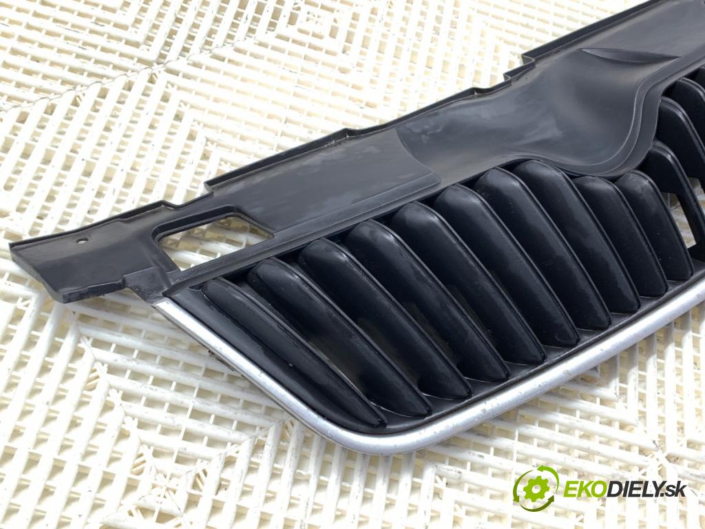 SKODA ROOMSTER (5J7) 2006 - 2015    1.6 TDI 77 kW [105 KM] olej napędowy 2010 - 2015  Mriežka maska 5J0853668C (Mriežka predná (maska chladiča))