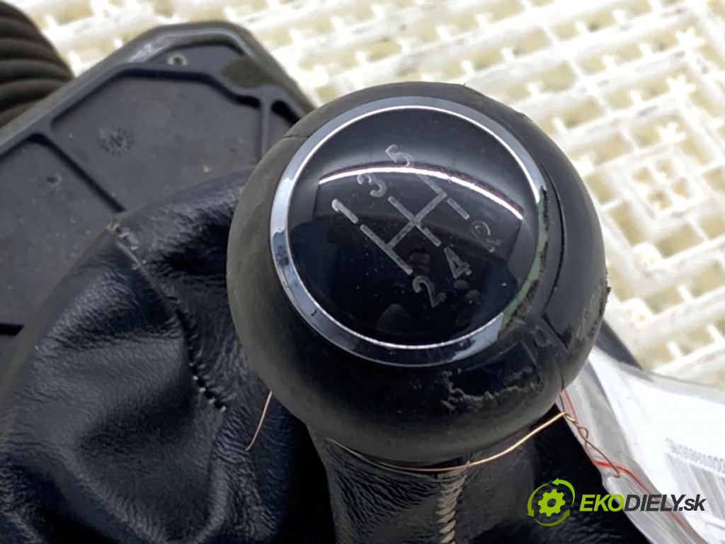 VW PASSAT B5.5 (3B3) 2000 - 2005    1.9 TDI 96 kW [130 KM] olej napędowy 2000 - 2005  Kulisa 4B0711025F (Rýchlostná páka / kulisa)