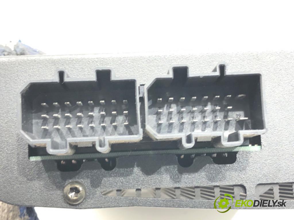 VW PASSAT B5 Variant (3B5) 1997 - 2001    2.5 TDI Syncro/4motion 110 kW [150 KM] olej napędowy 1998 - 2000  Zosilňovač 1J0035456A (Zosilňovač)