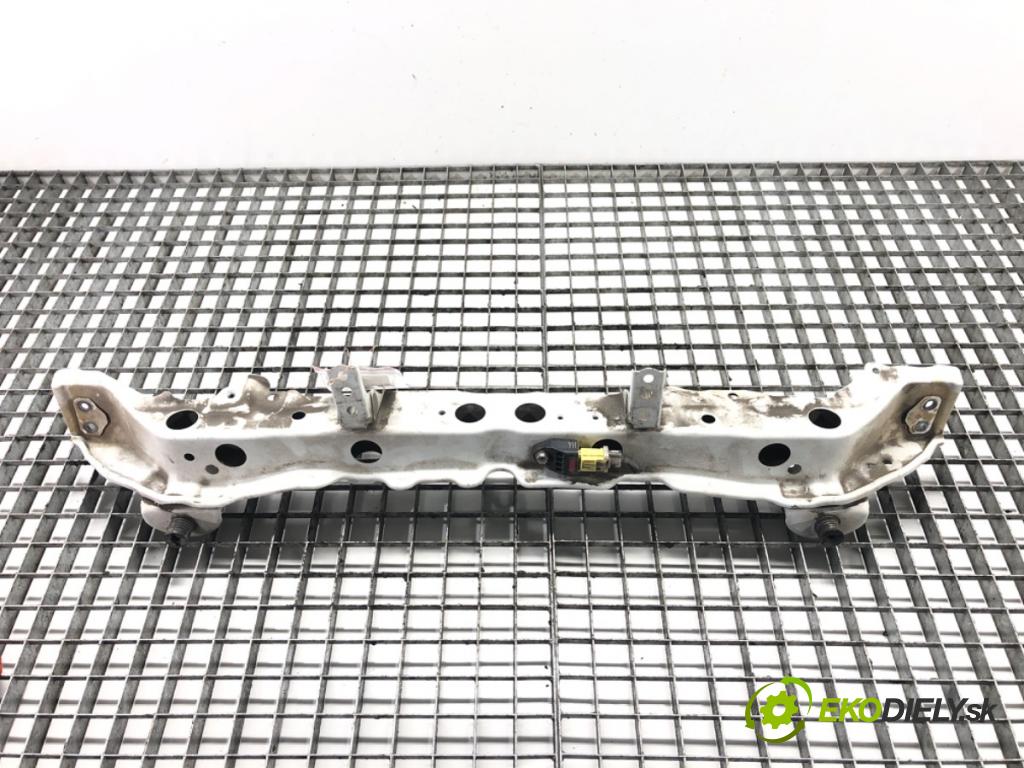 TOYOTA YARIS (_P13_) 2010 - 2022    1.5 Hybrid (NHP130_) 55 kW [75 KM] Hybryda silnik benzynowy / elektryczny 2012 - 2022  výztuha horní  (Výztuhy)