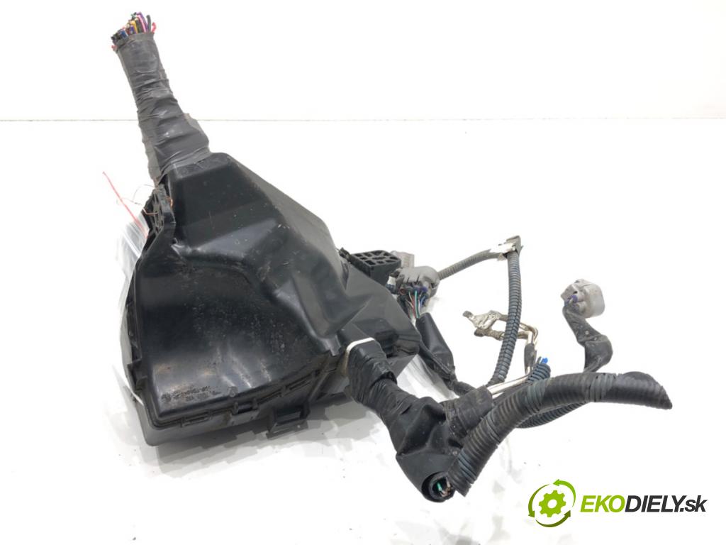 TOYOTA YARIS III liftback 2012 55 kW 1.5 Hybrid (NHP130_) 1497 skříňka poistková  (Pojistkové skříňky)