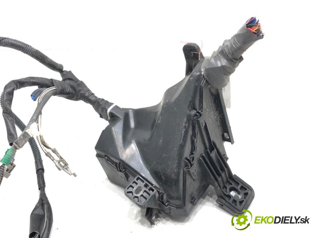 TOYOTA YARIS III liftback 2012 55 kW 1.5 Hybrid (NHP130_) 1497 skříňka poistková  (Pojistkové skříňky)