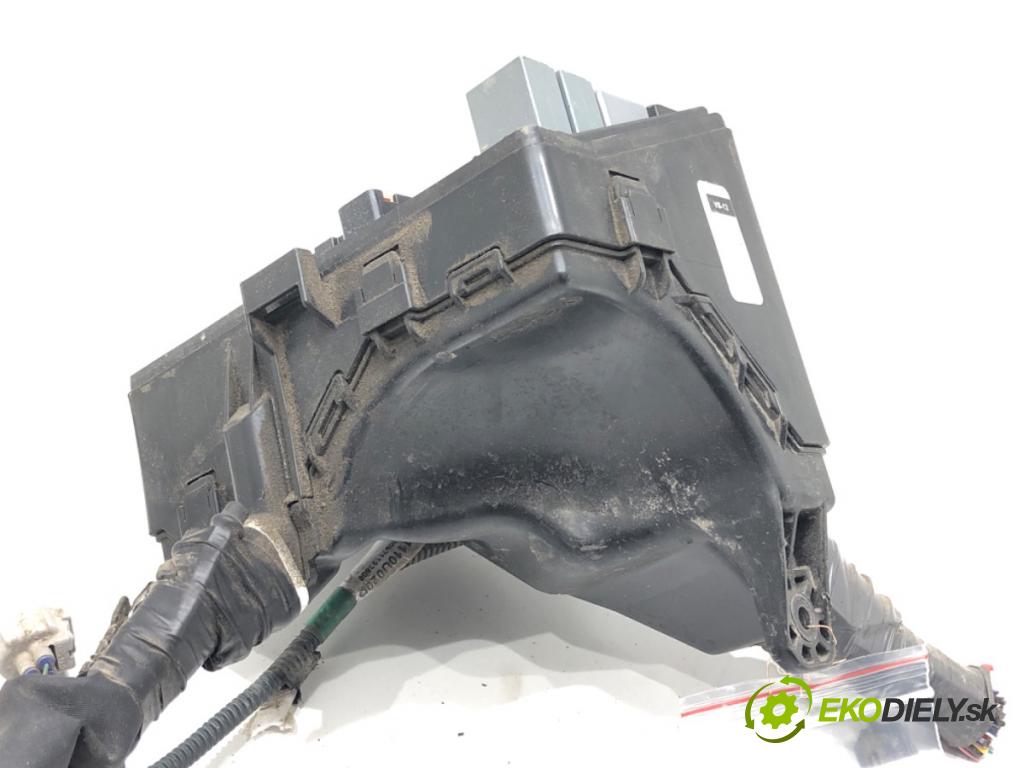 TOYOTA YARIS III liftback 2012 55 kW 1.5 Hybrid (NHP130_) 1497 skříňka poistková  (Pojistkové skříňky)