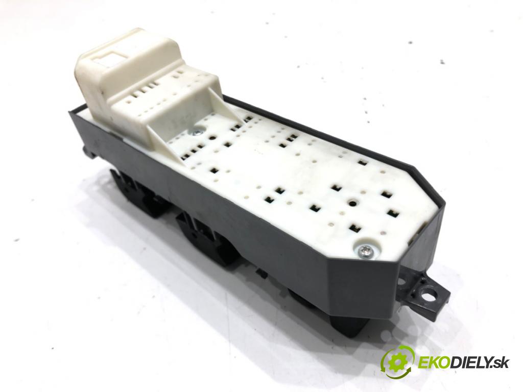 TOYOTA YARIS (_P13_) 2010 - 2022    1.5 Hybrid (NHP130_) 55 kW [75 KM] Hybryda silnik benzynowy / elektryczny 2012 - 2022  Prepínač okien  (Prepínač/spínač/tlačidlo a ovládač kúrenia)