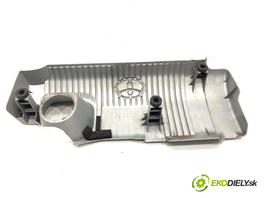 TOYOTA YARIS (_P13_) 2010 - 2022    1.5 Hybrid (NHP130_) 55 kW [75 KM] Hybryda silnik benzynowy / elektryczny 2012 - 2022  Kryt Motor 11212-21080 (Kryt motora)