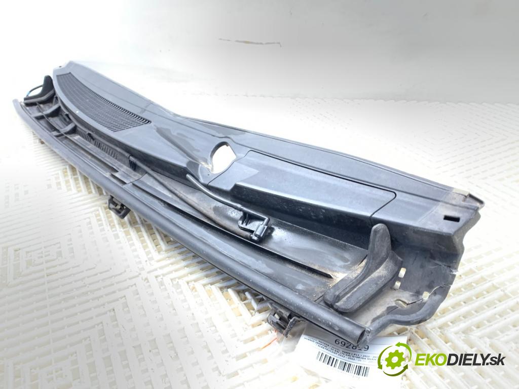 TOYOTA YARIS (_P13_) 2010 - 2022    1.5 Hybrid (NHP130_) 55 kW [75 KM] Hybryda silnik benzynowy / elektryczny 2012 - 2022  Torpédo, plast pod čelné okno 55751-0D040 (Torpédo)