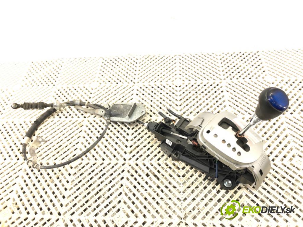 TOYOTA YARIS (_P13_) 2010 - 2022    1.5 Hybrid (NHP130_) 55 kW [75 KM] Hybryda silnik benzynowy / elektryczny 2012 - 2022  Kulisa  (Rýchlostná páka (kulisa))