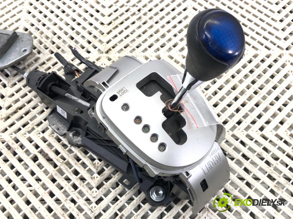 TOYOTA YARIS (_P13_) 2010 - 2022    1.5 Hybrid (NHP130_) 55 kW [75 KM] Hybryda silnik benzynowy / elektryczny 2012 - 2022  Kulisa  (Rýchlostná páka (kulisa))