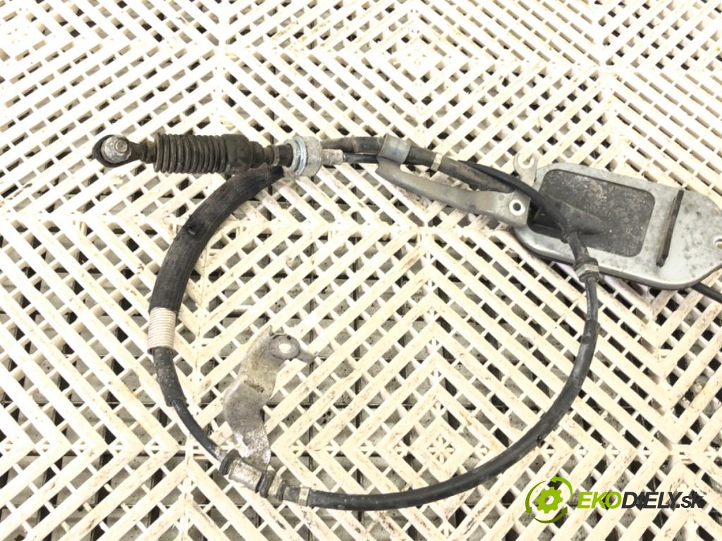 TOYOTA YARIS (_P13_) 2010 - 2022    1.5 Hybrid (NHP130_) 55 kW [75 KM] Hybryda silnik benzynowy / elektryczny 2012 - 2022  Kulisa  (Rýchlostná páka (kulisa))