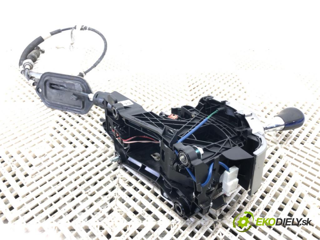 TOYOTA YARIS (_P13_) 2010 - 2022    1.5 Hybrid (NHP130_) 55 kW [75 KM] Hybryda silnik benzynowy / elektryczny 2012 - 2022  Kulisa  (Rýchlostná páka (kulisa))