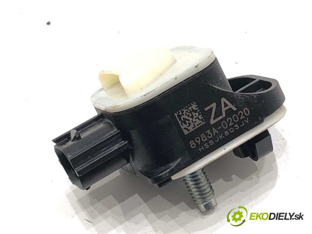 TOYOTA COROLLA liftback (_E21_) 2018 - 2022    2.0 Hybrid (MZEH12) 135 kW [184 KM] Hybryda silnik benzynowy / elektryczny 2021 - 2022  Snímač nárazu 8983A-02020 (Snímač nárazu)