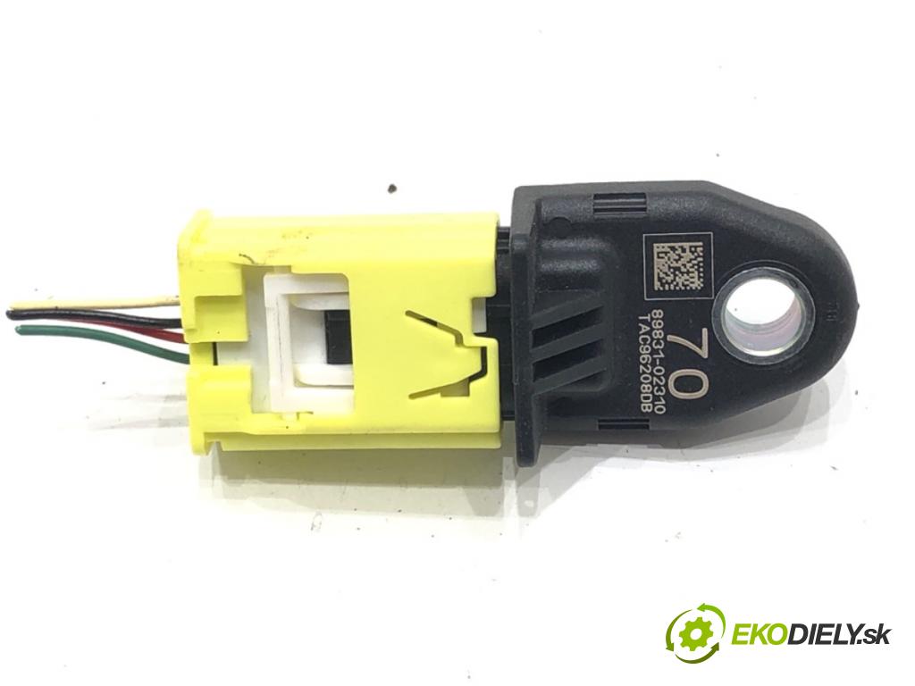 TOYOTA COROLLA liftback (_E21_) 2018 - 2022    2.0 Hybrid (MZEH12) 135 kW [184 KM] Hybryda silnik benzynowy / elektryczny 2021 - 2022  Snímač nárazu 89831-02310 (Snímač nárazu)