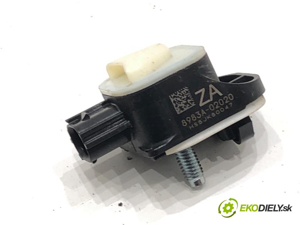 TOYOTA COROLLA liftback (_E21_) 2018 - 2022    2.0 Hybrid (MZEH12) 135 kW [184 KM] Hybryda silnik benzynowy / elektryczny 2021 - 2022  Snímač nárazu 8983A-02020 (Snímač nárazu)