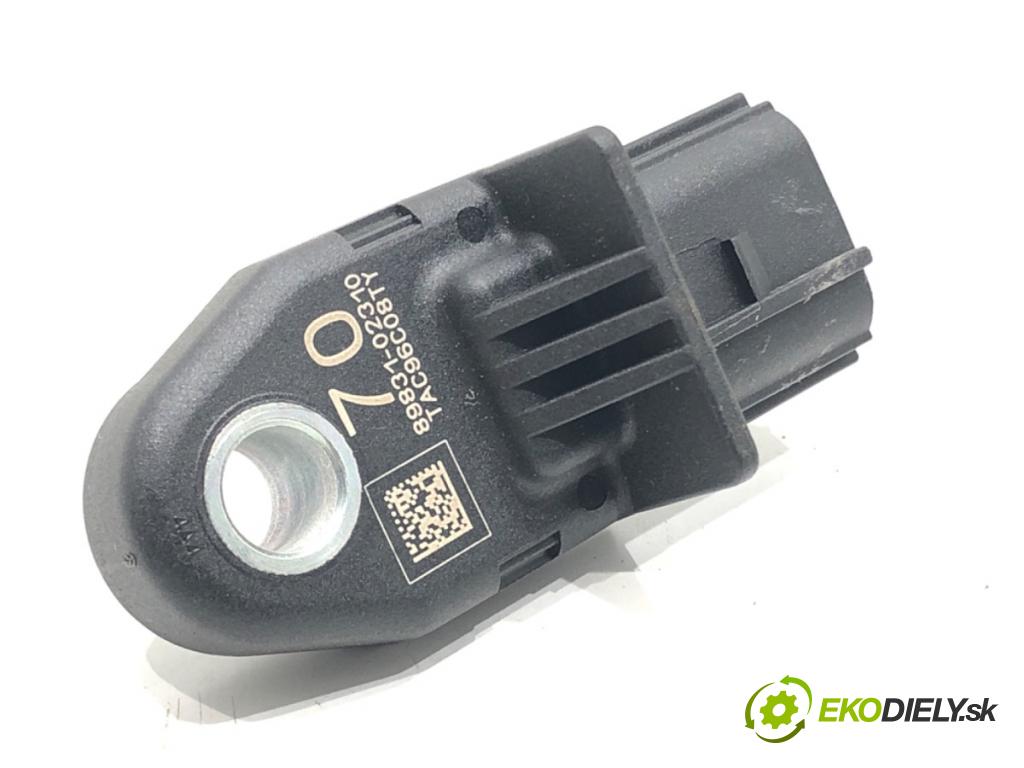 TOYOTA COROLLA liftback (_E21_) 2018 - 2022    2.0 Hybrid (MZEH12) 135 kW [184 KM] Hybryda silnik benzynowy / elektryczny 2021 - 2022  Snímač nárazu 89831-02310 (Snímač nárazu)