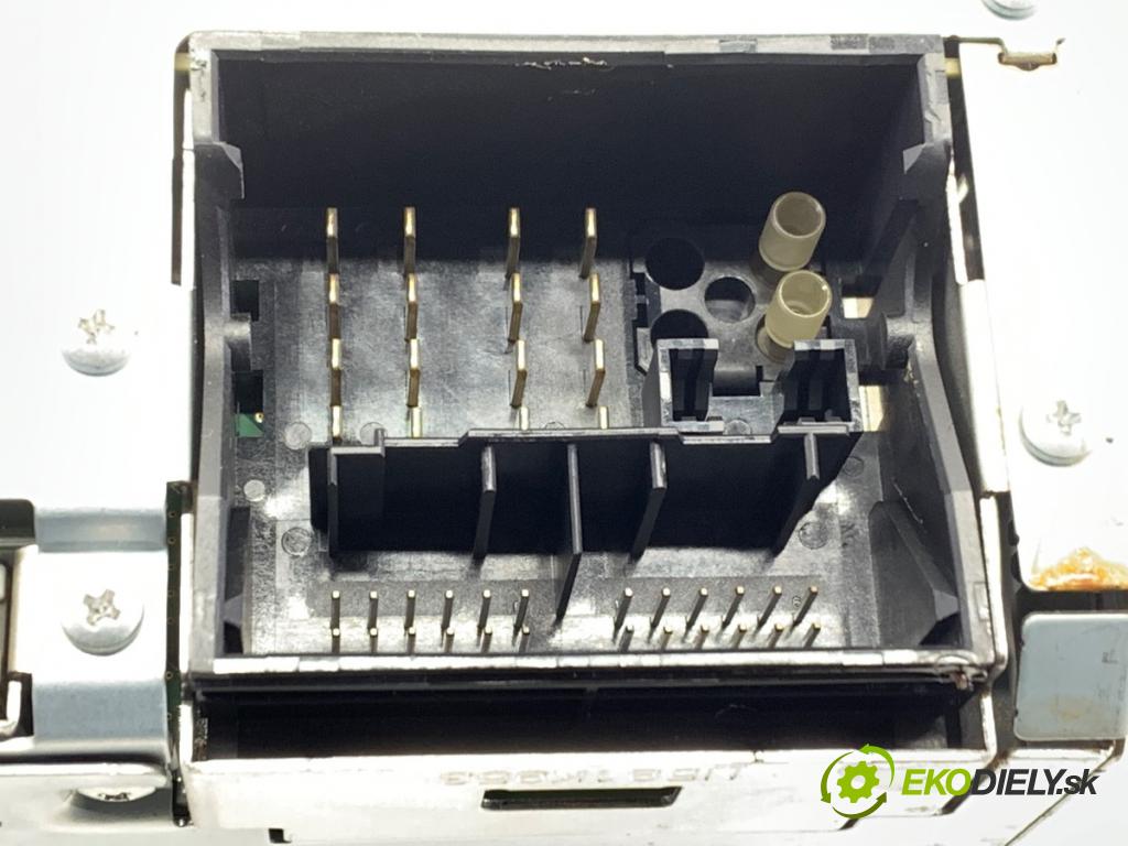 VOLVO V40 liftback (525, 526) 2012 - 2022    D4 140 kW [190 KM] olej napędowy 2014 - 2022  RADIO 31421873AA (Audio zariadenie)