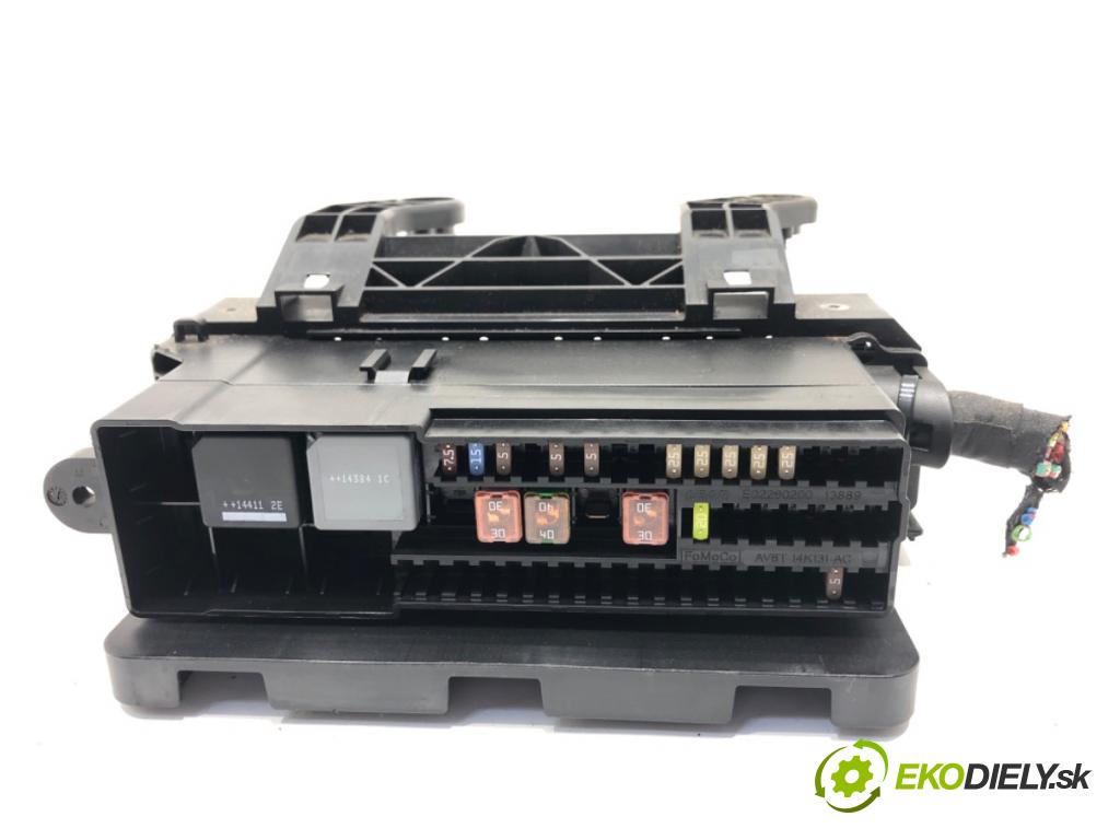 VOLVO V40 liftback (525, 526) 2012 - 2022    D4 140 kW [190 KM] olej napędowy 2014 - 2022  skříňka poistková  (Pojistkové skříňky)