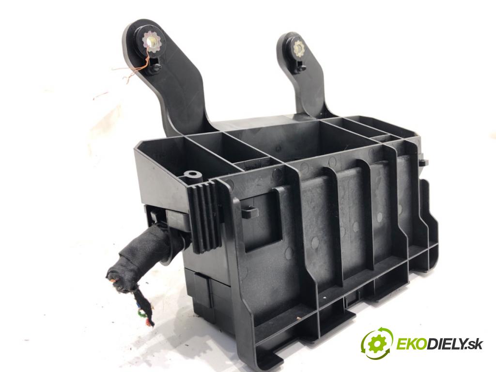 VOLVO V40 liftback (525, 526) 2012 - 2022    D4 140 kW [190 KM] olej napędowy 2014 - 2022  skříňka poistková  (Pojistkové skříňky)