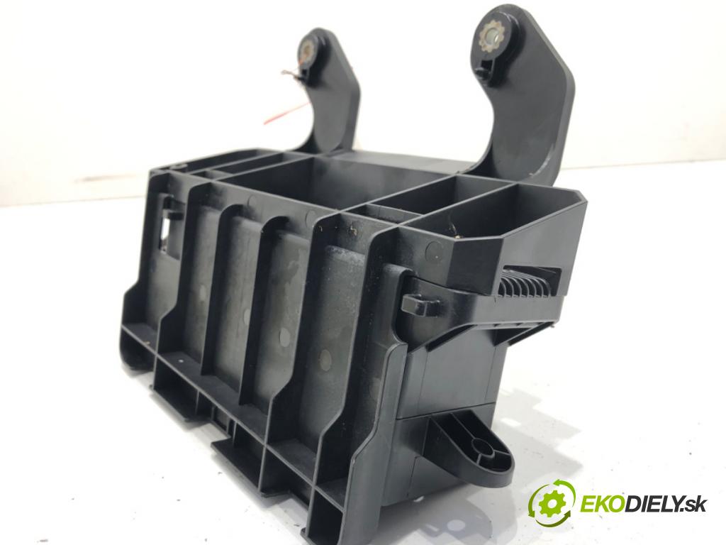 VOLVO V40 liftback (525, 526) 2012 - 2022    D4 140 kW [190 KM] olej napędowy 2014 - 2022  skříňka poistková  (Pojistkové skříňky)