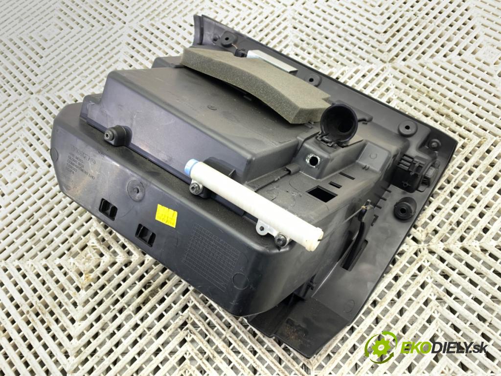 VOLVO V40 liftback (525, 526) 2012 - 2022    D4 140 kW [190 KM] olej napędowy 2014 - 2022  Priehradka, kastlík spolujazdca  (Priehradka, kastlík)