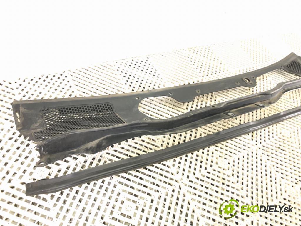 VOLVO V40 liftback (525, 526) 2012 - 2022    D4 140 kW [190 KM] olej napędowy 2014 - 2022  Torpédo, plast pod čelné okno 31278103 (Torpédo)