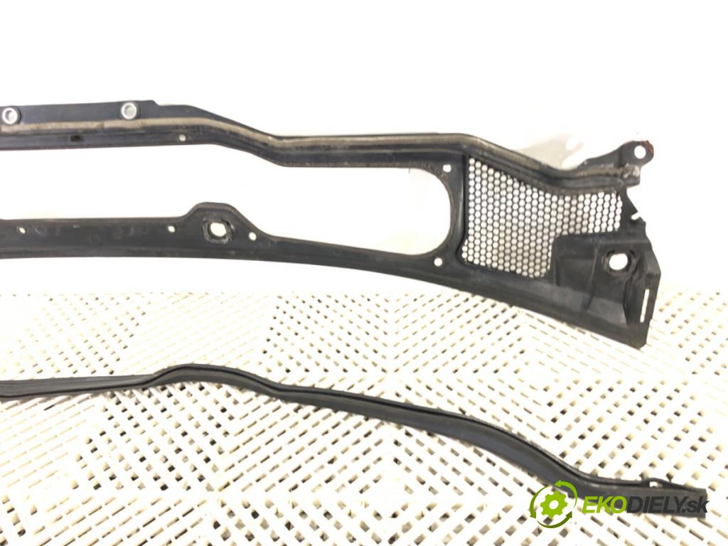 VOLVO V40 liftback (525, 526) 2012 - 2022    D4 140 kW [190 KM] olej napędowy 2014 - 2022  Torpédo, plast pod čelné okno 31278103 (Torpédo)