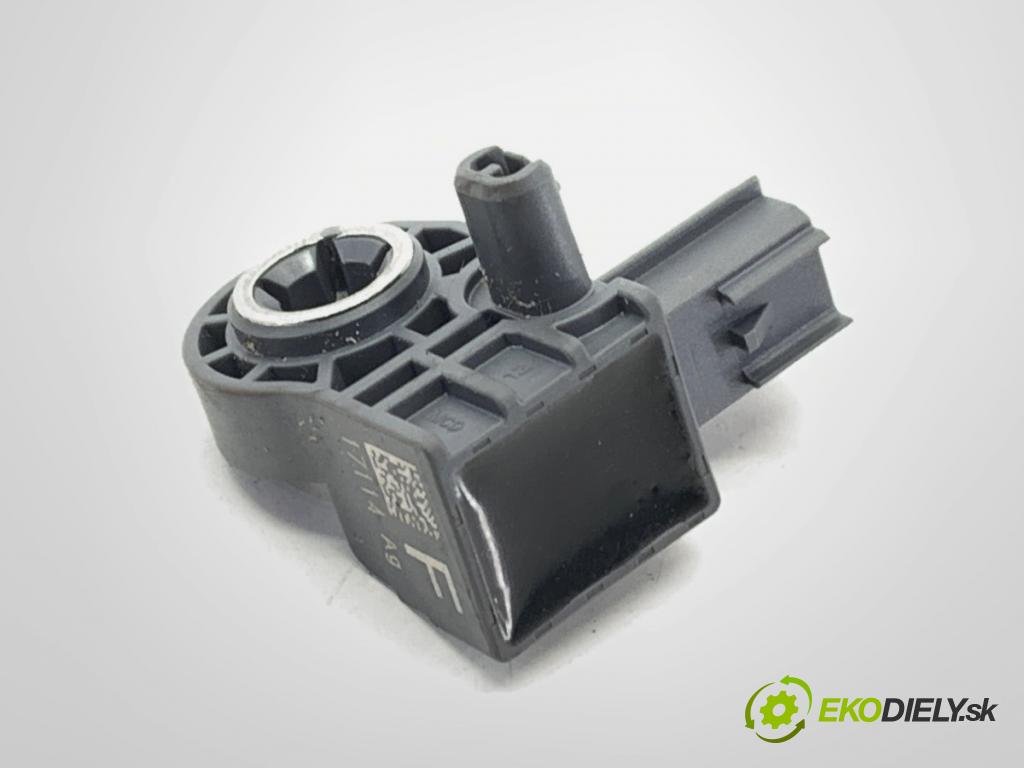 VOLVO V40 liftback (525, 526) 2012 - 2022    D4 140 kW [190 KM] olej napędowy 2014 - 2022  Snímač nárazu 31387891 (Snímač nárazu)