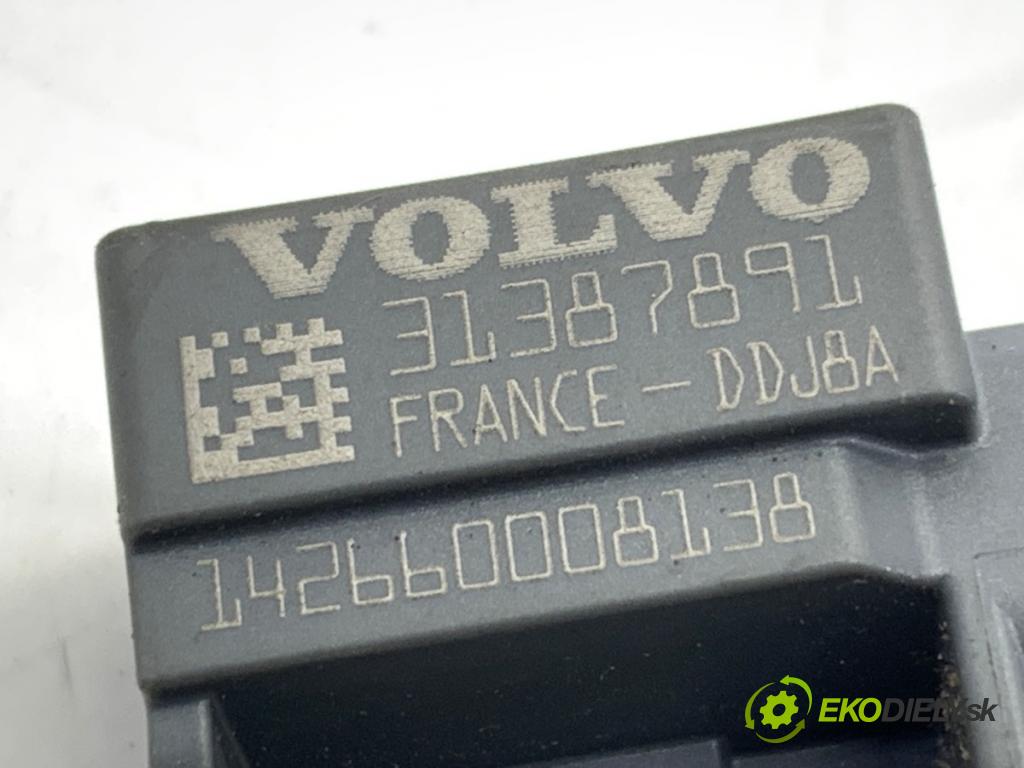 VOLVO V40 liftback (525, 526) 2012 - 2022    D4 140 kW [190 KM] olej napędowy 2014 - 2022  Snímač nárazu 31387891 (Snímač nárazu)