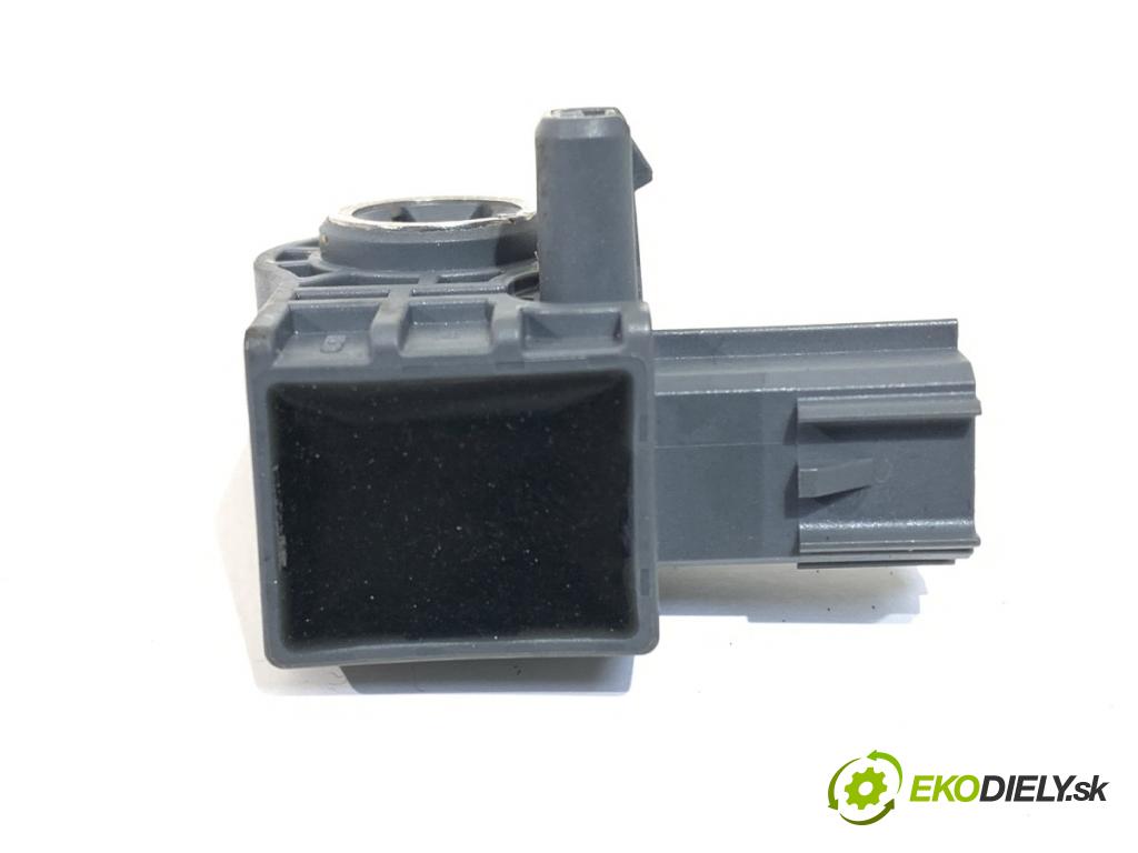 VOLVO V40 liftback (525, 526) 2012 - 2022    D4 140 kW [190 KM] olej napędowy 2014 - 2022  Snímač nárazu 31387891 (Snímač nárazu)