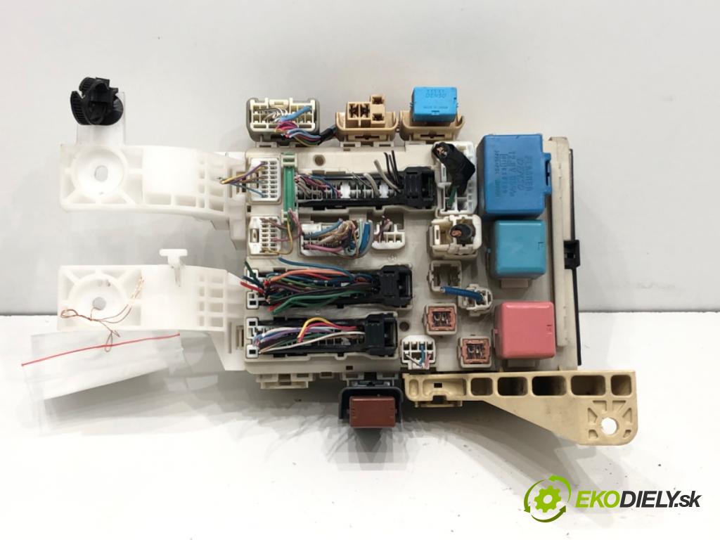 TOYOTA YARIS (_P9_) 2005 - 2014    1.33 VVT-i (NSP90_) 74 kW [100 KM] benzyna 2008 - 2011  modul BSI 82730-0D260 (Pojistkové skříňky)