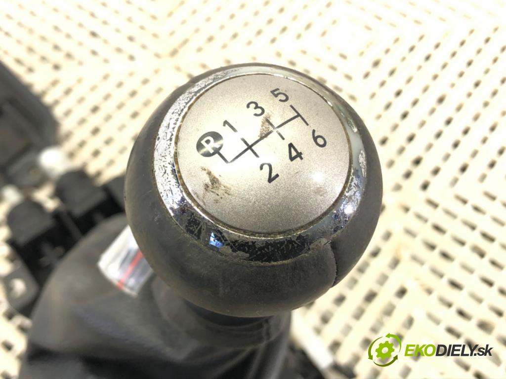 TOYOTA YARIS (_P9_) 2005 - 2014    1.33 VVT-i (NSP90_) 74 kW [100 KM] benzyna 2008 - 2011  Kulisa 33530680L (Rýchlostná páka (kulisa))