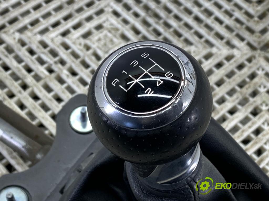 AUDI A4 B8 Avant (8K5) 2007 - 2015    2.0 TDI 100 kW [136 KM] olej napędowy 2008 - 2015  Kulisa 8K0711025K (Rýchlostná páka / kulisa)