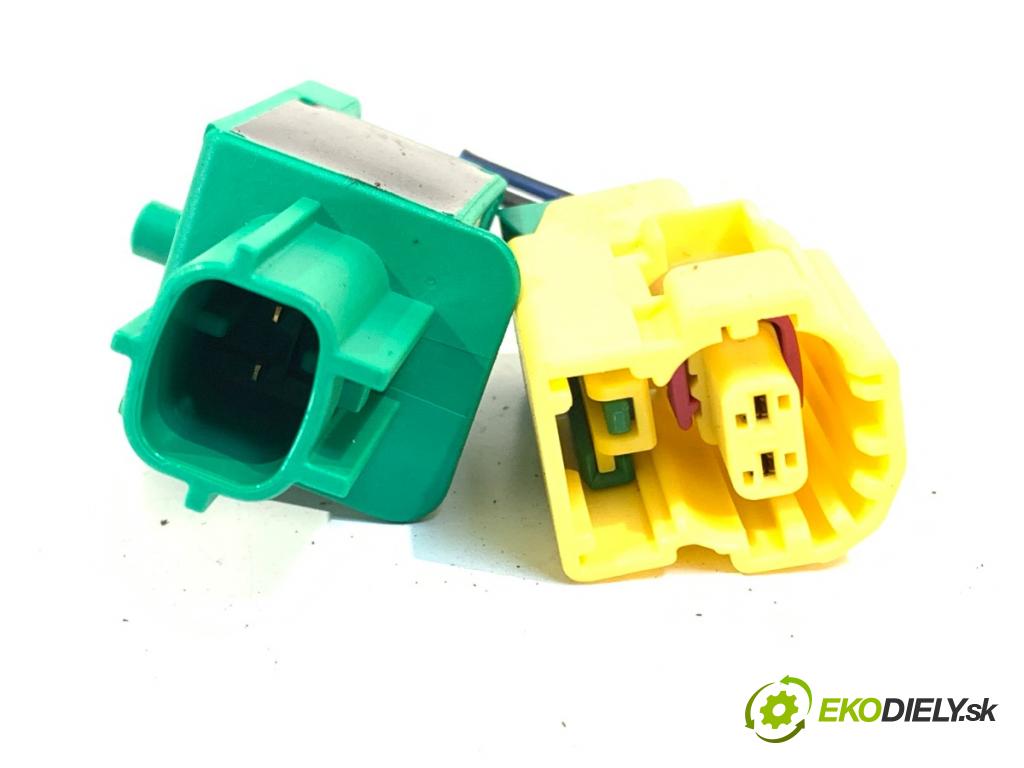 AUDI A4 B8 Avant (8K5) 2007 - 2015    2.0 TDI 100 kW [136 KM] olej napędowy 2008 - 2015  Snímač nárazu 8K0973323S (Snímač nárazu)