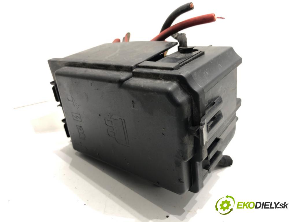 SKODA FABIA III Kombi (NJ5) 2014 - 2022    1.0 55 kW [75 KM] benzyna 2014 - 2022  skříňka poistková 6C0907361F (Pojistkové skříňky)