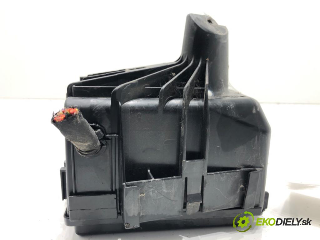 SKODA FABIA III Kombi (NJ5) 2014 - 2022    1.0 55 kW [75 KM] benzyna 2014 - 2022  skříňka poistková 6C0907361F (Pojistkové skříňky)