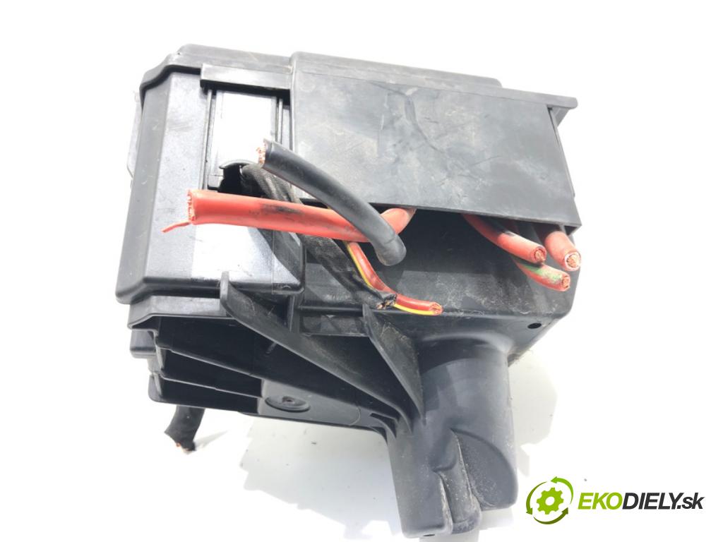 SKODA FABIA III Kombi (NJ5) 2014 - 2022    1.0 55 kW [75 KM] benzyna 2014 - 2022  skříňka poistková 6C0907361F (Pojistkové skříňky)