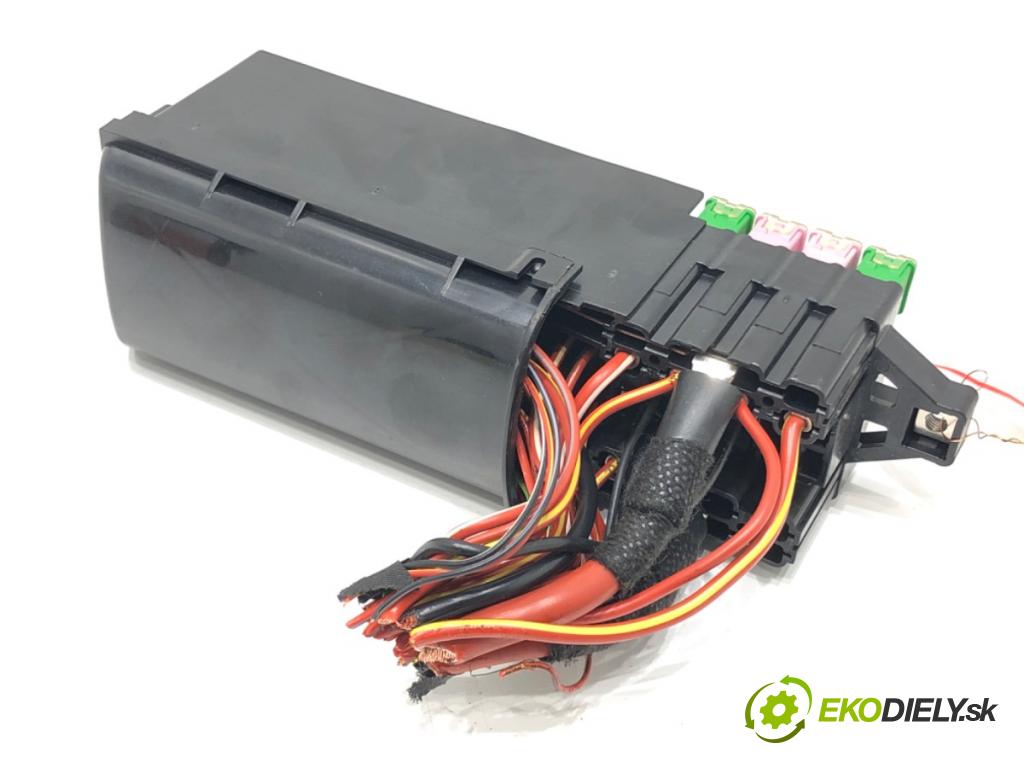 SKODA FABIA III Kombi (NJ5) 2014 - 2022    1.0 55 kW [75 KM] benzyna 2014 - 2022  skříňka poistková 6C0937615A (Pojistkové skříňky)