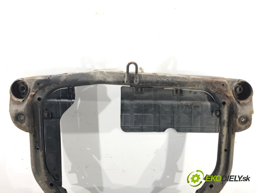 KIA CEED Kombi 2008 80 kW 1.4 1396 výztuha pod motor  (Výztuhy přední)