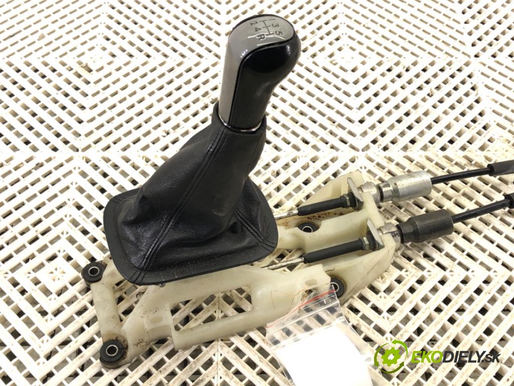 TOYOTA RAV 4 II (_A2_) 2000 - 2005    2.0 D 4WD (CLA20_, CLA21_) 85 kW [116 KM] olej napędowy 2001 - 2005  Kulisa  (Rýchlostná páka (kulisa))