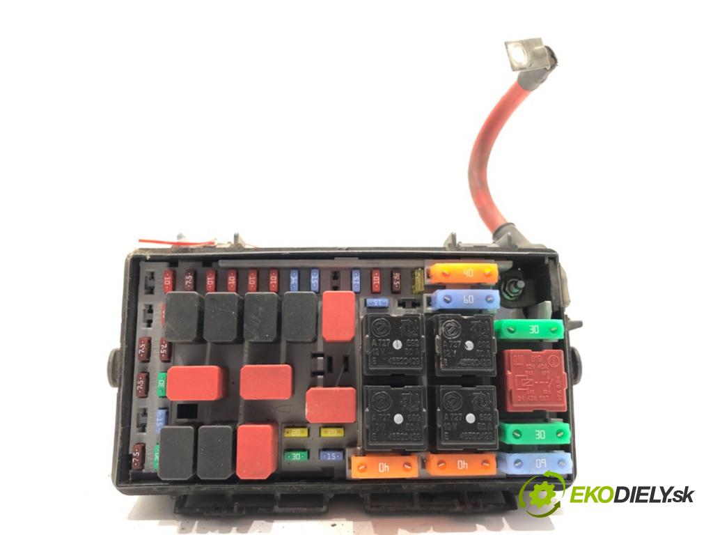 FIAT GRANDE PUNTO (199_) 2005 - 2022    1.3 D Multijet (199.AXD11, 199.AXD1A, 199.AXD1B,... 66 kW [90 KM] olej napędowy 2005 - 2010  skříňka poistková 51775622 (Pojistkové skříňky)